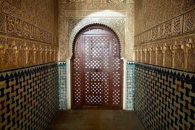 Alhambra and Nasrid Palaces Guided Tour with Tickets - Generalife Gardens (About 45 Minutes): Views, Calm, and a Strong Finale