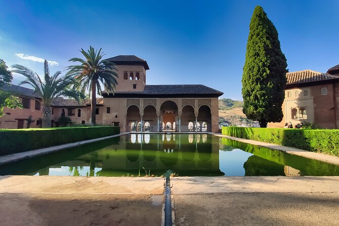 Alhambra and Nasrid Palaces: Skip-the-line Ticket and Local Guide - Small-group tours: the difference between hearing about Alhambra and seeing it
