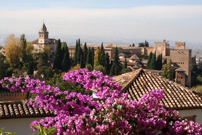 Alhambra &Charles Palace Guided Tour with Optional Nasrid Palaces - Generalife Gardens: when the pace slows (and you should let it)