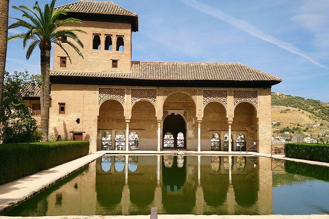 Alhambra &Charles Palace Guided Tour with Optional Nasrid Palaces - Alcazaba fortress: the optional view from the old defensive world