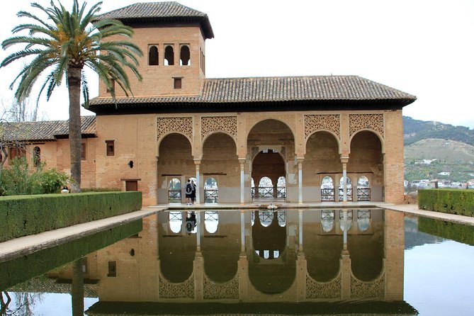 Alhambra Complete: Ticket Skip-the-Line Nasrid Palace and Generalife with Guide - Nasrid Palaces: Comares and the Palace of Lions