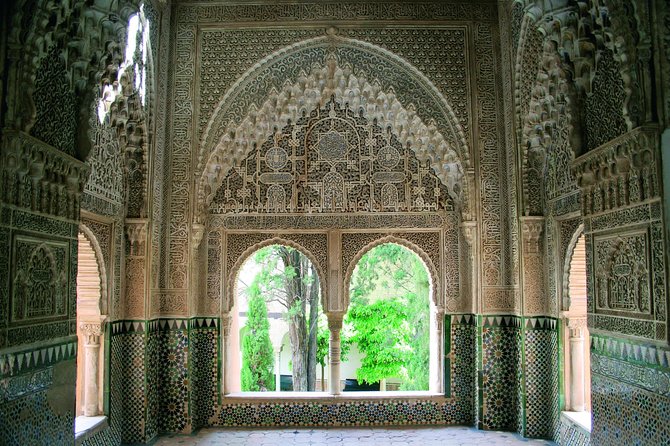 Alhambra Complete: Ticket Skip-the-Line Nasrid Palace and Generalife with Guide - Guide Quality: What Makes This Tour Work (Even When You Can’t See Everything)