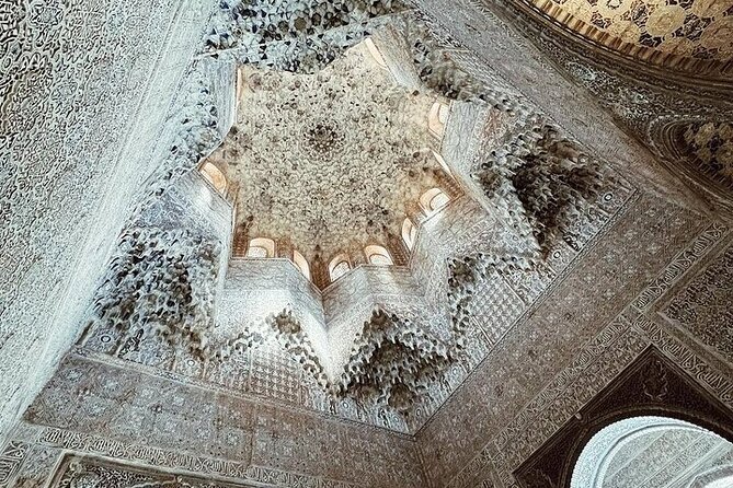Alhambra Experience – Explore Nasrid Palaces & Generalife Gardens - The Alhambra’s big secret: it’s a timed puzzle