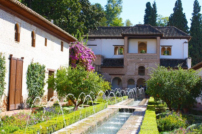 Alhambra, Generalife & Nasrid Palaces Guided Tour in Granada - Stop 1: The Alhambra and Nasrid Palaces Walk You’ll Remember