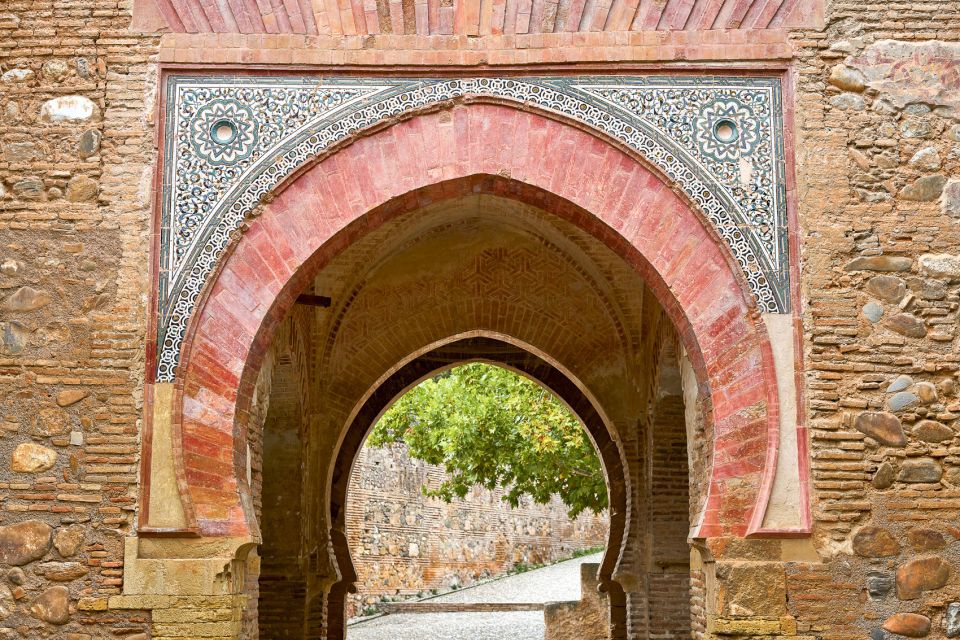 Alhambra, Nasrid Palaces, and Generalife 3-Hour Guided Tour - Logistics that affect your day (without ruining it)