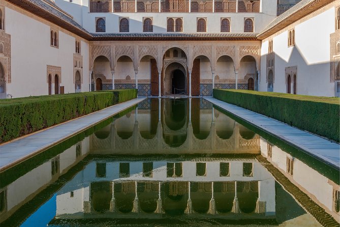 Alhambra Skip-the-line Private Tour including Nasrid Palaces - Medina Streets and the Charles V Area: Daily Life vs. Royal Power