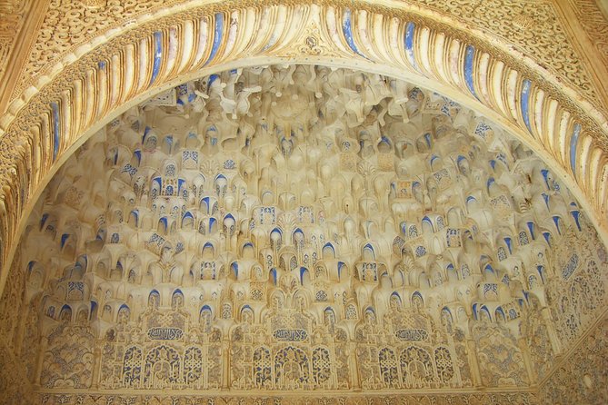 Alhambra: Skip-the-Line to Nasrid Palaces & Generalife - Guide quality: the best moments and the biggest risks