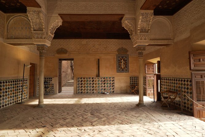 Alhambra: Small Group Tour with Local Guide & Admission - Palace of Charles V: Classic Contrast in the Middle of Moorish Design