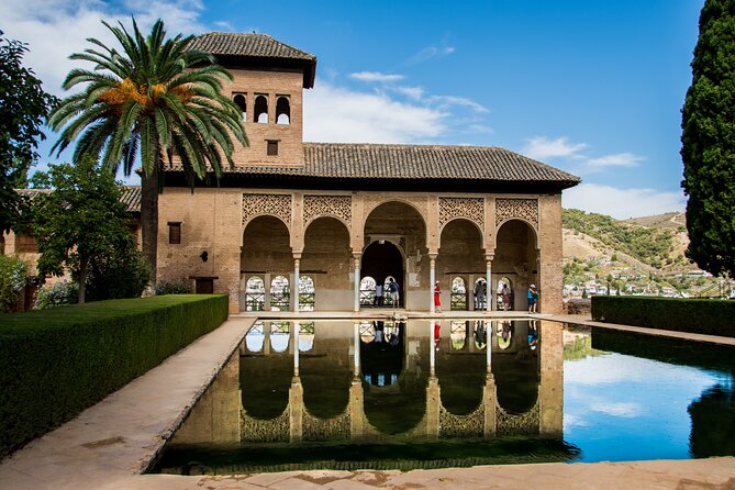 Alhambra Tour and Nazaries Palaces with Hammam Massage Experience - From Granada hotels to the Alhambra hill: what that early start does