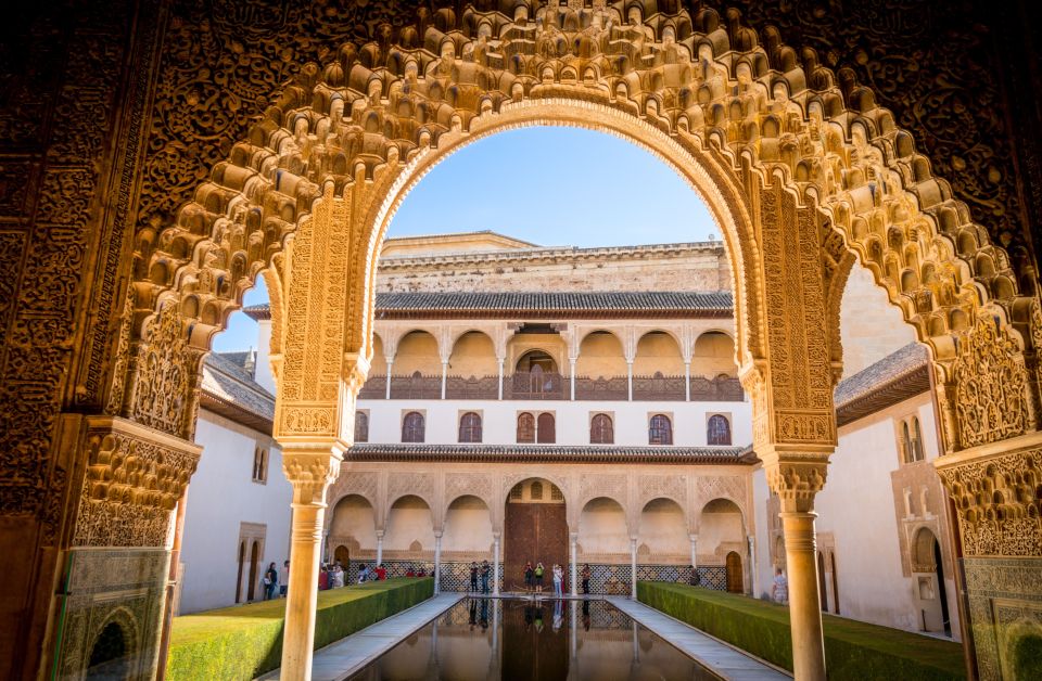 From Costa del Sol: Granada, Alhambra + Nasrid Palaces Tour - Timing, walking, and heat: how to plan your body for Alhambra