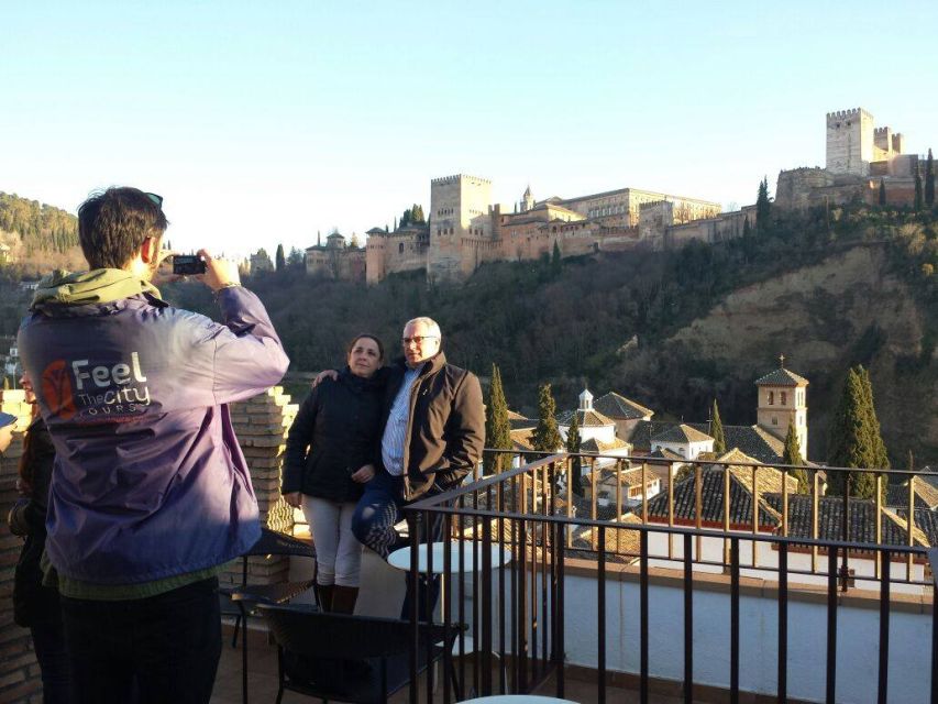 Granada: Albaicín and Sacromonte 2.5-Hour Walking Tour - Tracing Moorish Granada: City Gates, Alcazaba Walls, and Water Logic