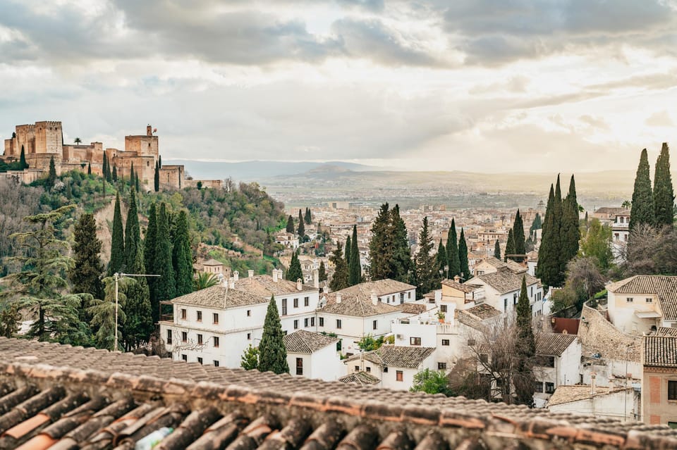 Granada: Albaicín and Sacromonte Guided Sunset Walking Tour - San Nicolás viewpoint: the Alhambra moment you plan around