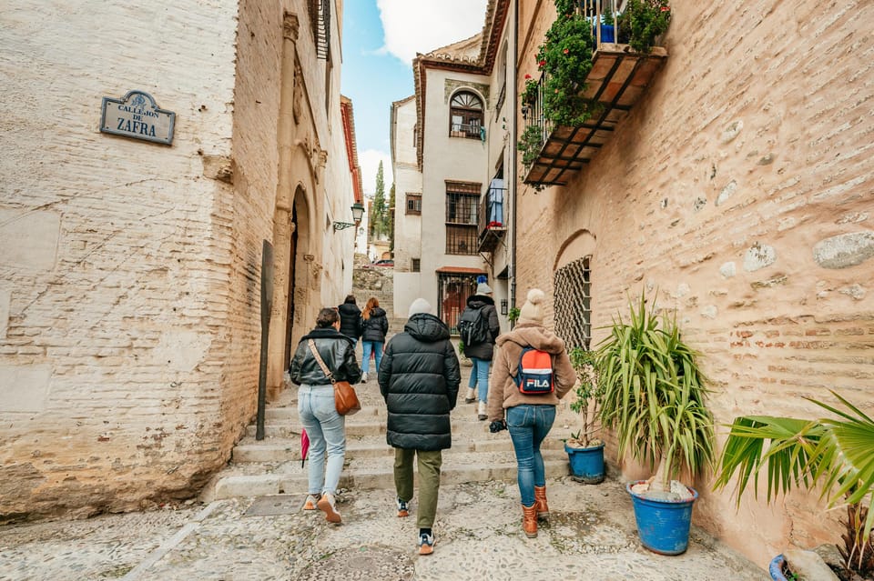 Granada: Albaicín and Sacromonte Guided Sunset Walking Tour - Guides make this tour: names, style, and why it matters