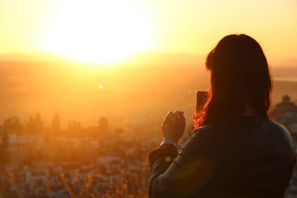 Granada: Albaicín and Sacromonte Guided Sunset Walking Tour - What to bring so the walk feels easy