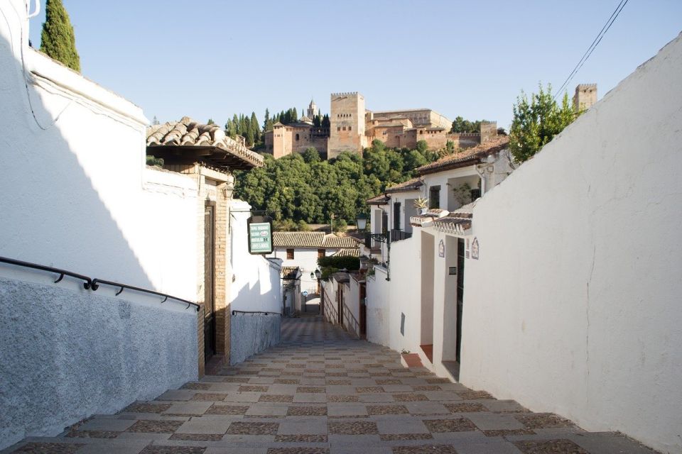 Granada: Albaicín, Sacromonte & Museum of Caves Walking Tour - Sacromonte Cave Museum: The Stop That Makes the Caves Make Sense