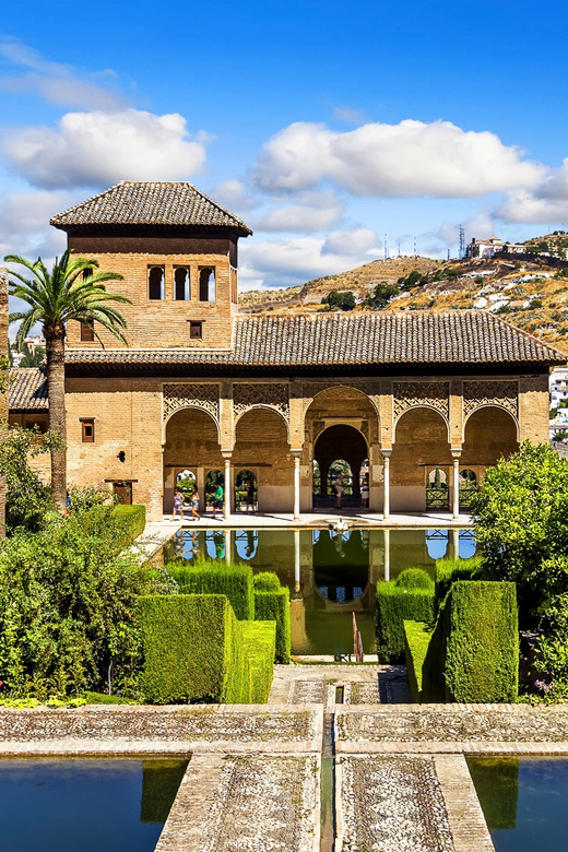 Granada: Alhambra and Albaicín Small Group Tour - Albaicín: the old neighborhood view that closes the loop
