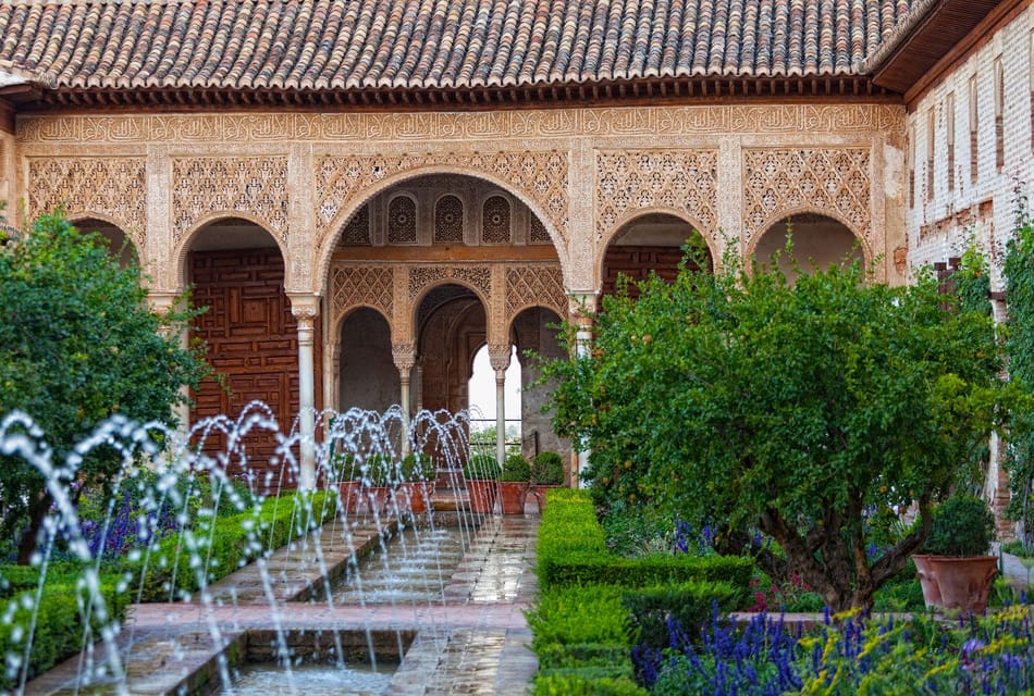 Granada: Alhambra and Generalife Garden Ticket & Guided Tour - Alcazaba viewpoints and the best “pause” moment