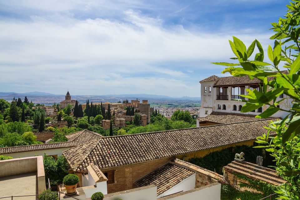 Granada: Alhambra and Generalife Gardens Guided Tour - Finishing strong at Generalife Palace and the garden of treasure