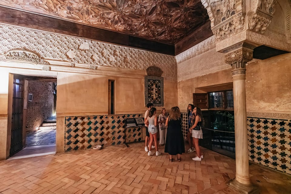 Granada: Alhambra and Nasrid Palaces Guided Tour at Night - Starting at the exterior walls: Puerta de la Justicia