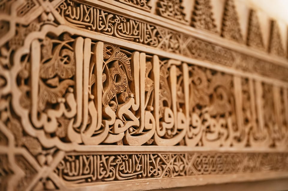 Granada: Alhambra and Nasrid Palaces Guided Tour at Night - Pace and group size: shared tour, private option, and headsets