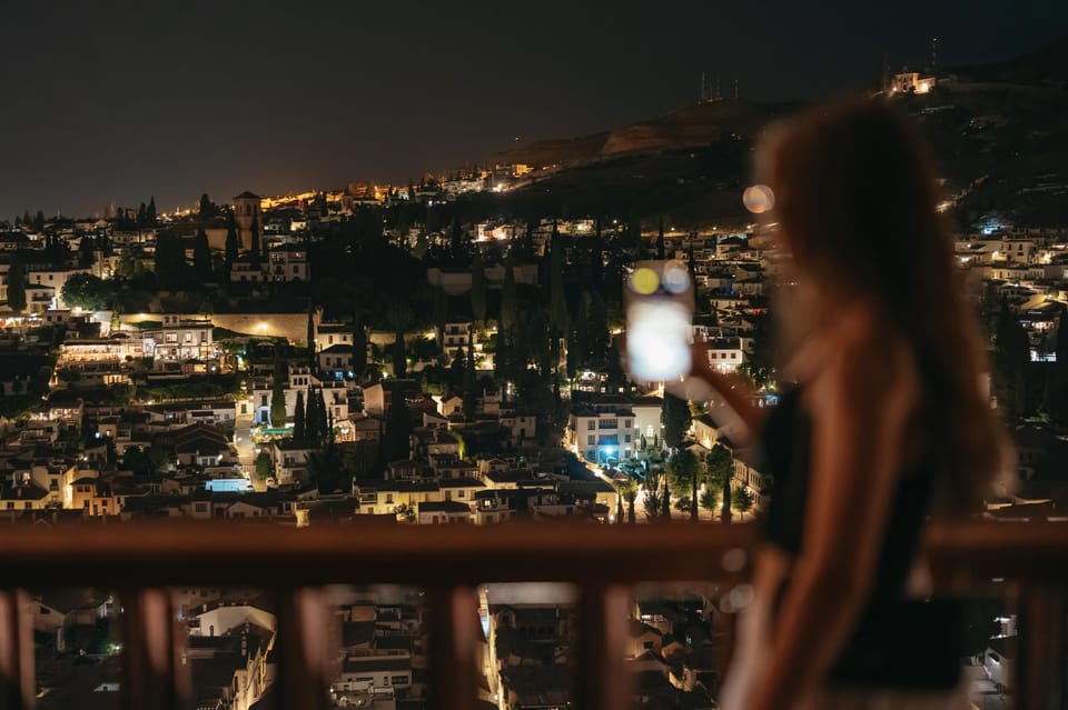 Granada: Alhambra and Nasrid Palaces Guided Tour at Night - Meeting point reality: arriving without stress