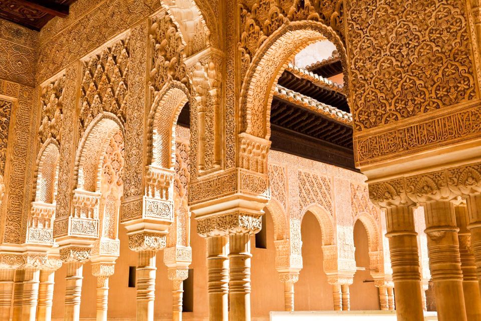 Granada: Alhambra and Nasrid Palaces Small Guided Tour - Nasrid Palaces and the Court of the Lions: the rooms that explain everything