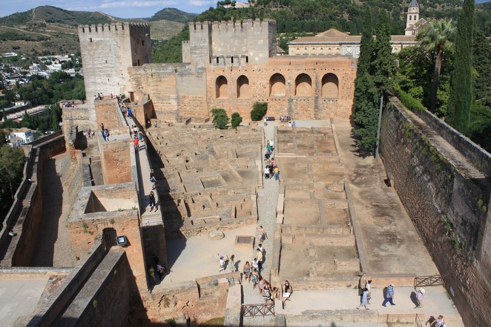 Granada: Alhambra and Nasrid Palaces Small Guided Tour - Generalife Gardens: where the sultan’s summer palace feels like a pause
