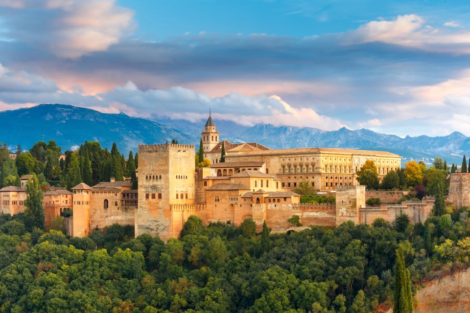 Granada: Alhambra and Nasrid Palaces Small Guided Tour - Private vs small-group: who will enjoy this format most
