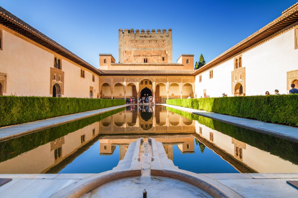 Granada: Alhambra and Nasrid Palaces Small Guided Tour - Languages and guides: how you’ll feel in the first 10 minutes