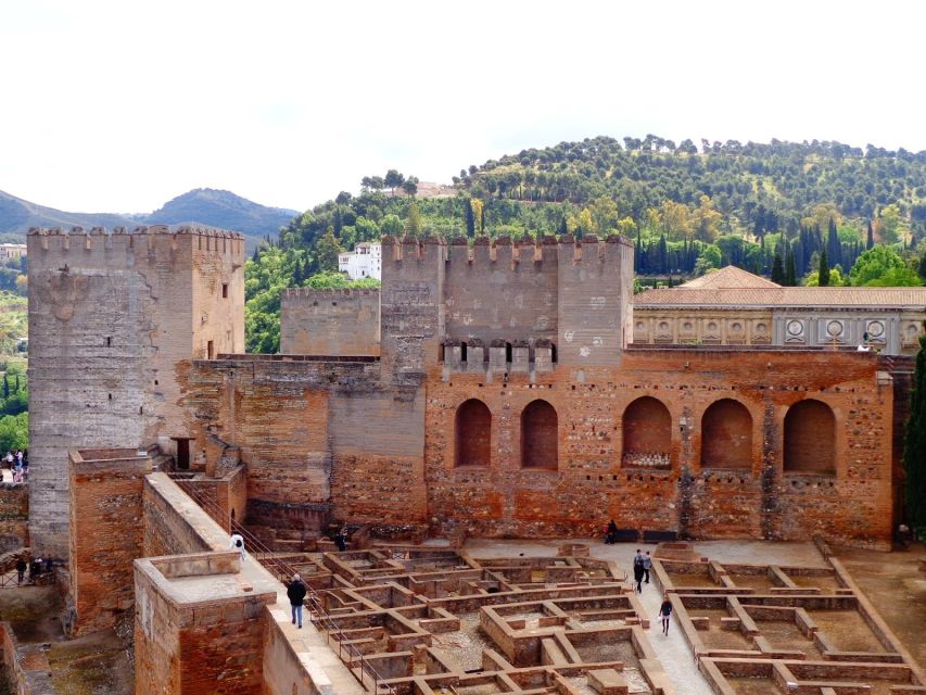 Granada: Alhambra Complex Guided Tour with Ticket - Who this tour suits best (and who should rethink it)