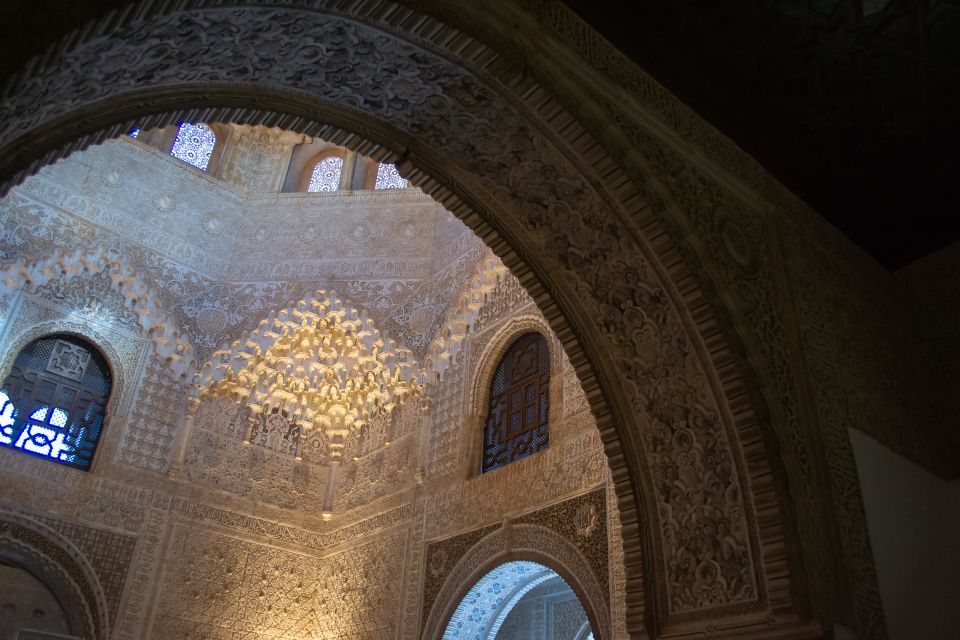 Granada: Alhambra Complex Guided Tour with Ticket - How headphones and guide style help you in a loud, crowded monument
