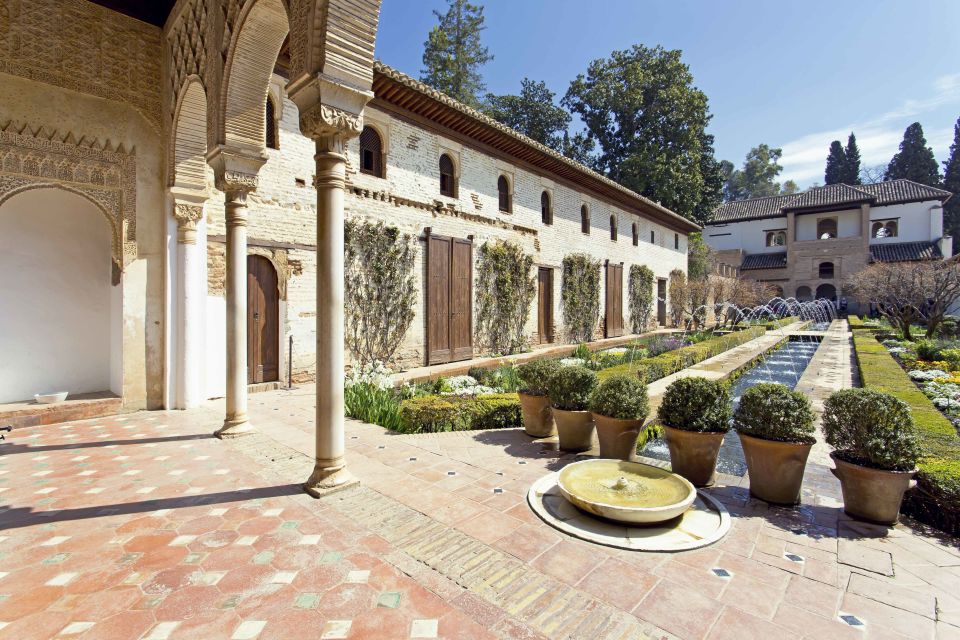 Granada: Alhambra Fast-Track Guided Tour - Practical tips so your day goes smoothly