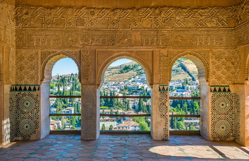 Granada: Alhambra Gardens and Generalife Ticket - Crowd levels: busy outside, spread out inside