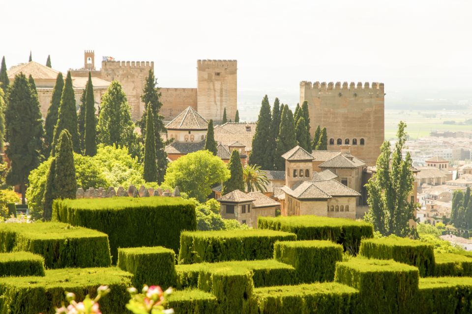 Granada: Alhambra Gardens, Generalife & Alcazaba Guided Tour - Two Hours at the Alhambra: What This Guided Walk Really Delivers