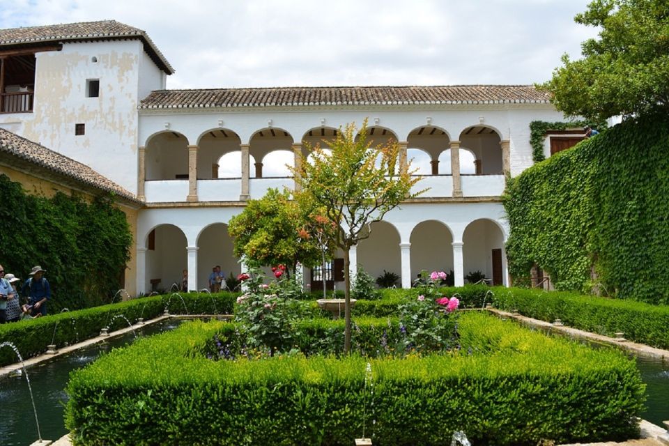 Granada: Alhambra Gardens, Generalife & Alcazaba Guided Tour - Generalife Gardens: Fountains, Flowers, and Nasrid Leisure Outside the Walls