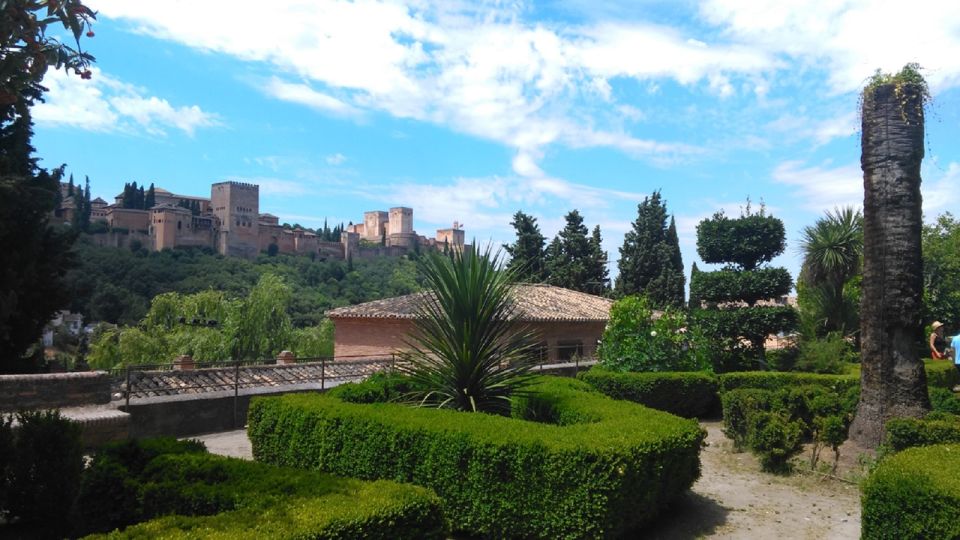 Granada: Alhambra Gardens, Generalife & Alcazaba Guided Tour - Guide Energy and Audio System: Getting the Most From a Short Visit