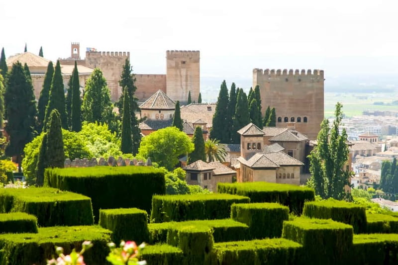 Granada: Alhambra & Gardens Tour w/Nasrid Palaces Option - Generalife Gardens: Sultan’s Summer Palace Beyond the Walls