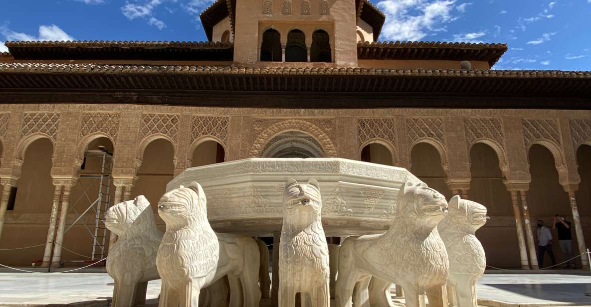 Granada: Alhambra & Generalife Fast-Track Guided Tour - Finding the meeting point without stress
