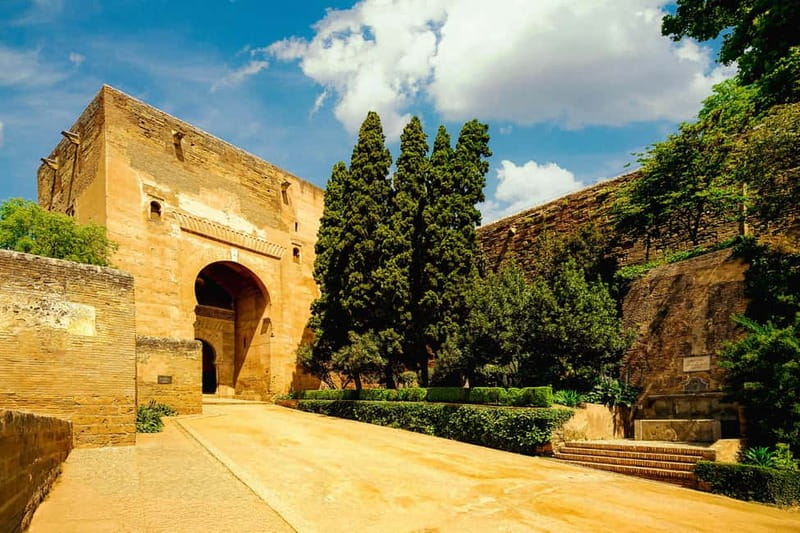 Granada: Alhambra, Generalife & Nasrid Palaces Guided Tour - Puerta del Vino and El Partal: quick views with real payoff
