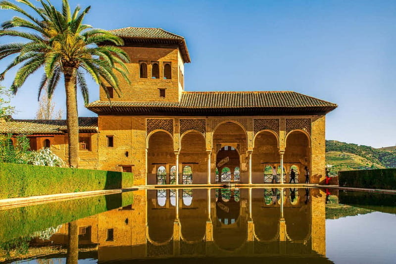 Granada: Alhambra, Generalife & Nasrid Palaces Guided Tour - Generalife Gardens: fountains, photos, and time to breathe