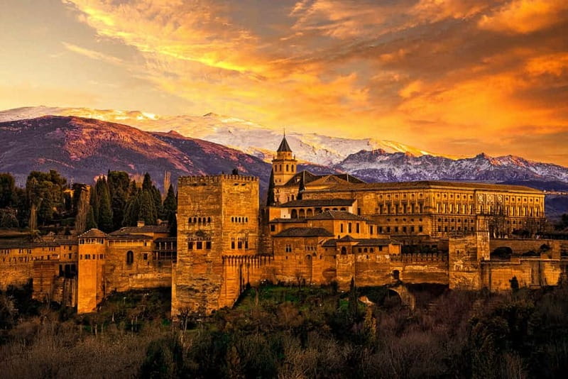 Granada: Alhambra, Generalife & Nasrid Palaces Guided Tour - Small-group mechanics that make the tour feel easier