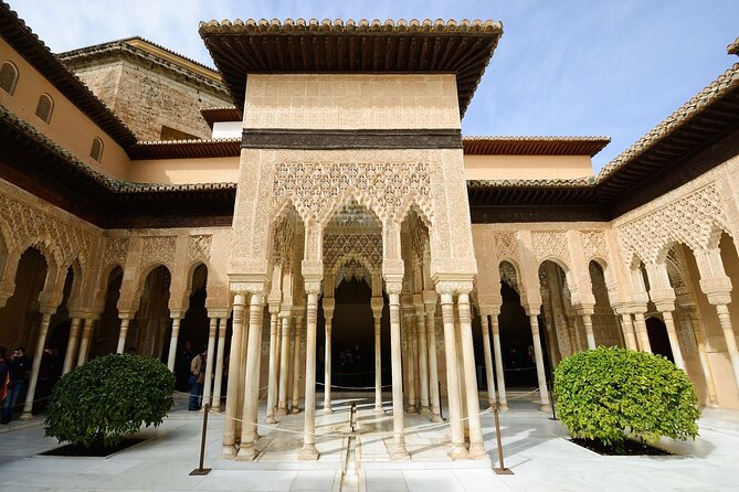 Granada: Alhambra Guided Tour including Nasrid Palaces - The opening hour at the Alhambra: history that you can actually picture