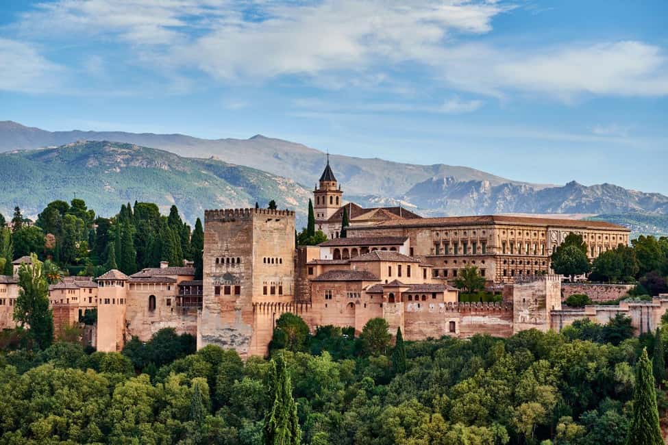 Granada: Alhambra Guided Tour with Nasrid Palaces & Gardens - Entering the Alhambra: From Walled Citadel to Nasrid Splendor
