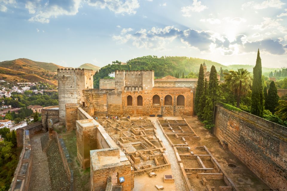 Granada: Alhambra, Nasrid, and Generalife Private Tour - Generalife gardens: the summer palace mood