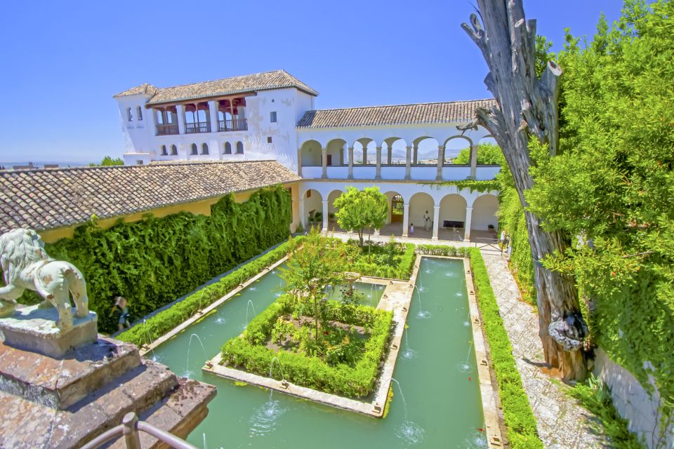 Granada: Alhambra, Nasrid, and Generalife Private Tour - What the best guides do: story, translation, and pace control