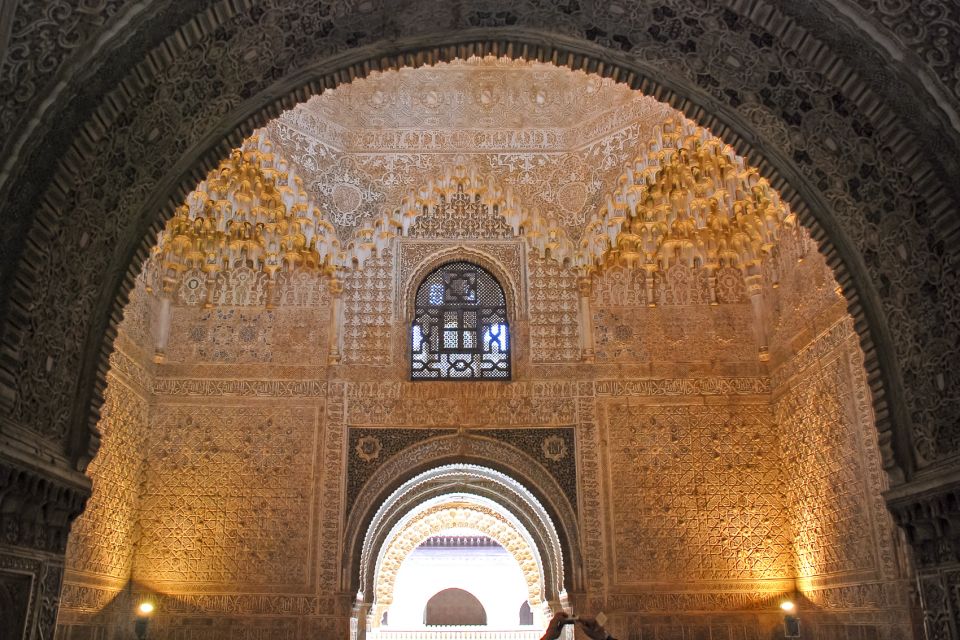 Granada: Alhambra, Nasrid, and Generalife Private Tour - Small group reality: private tour, but sometimes up to 6