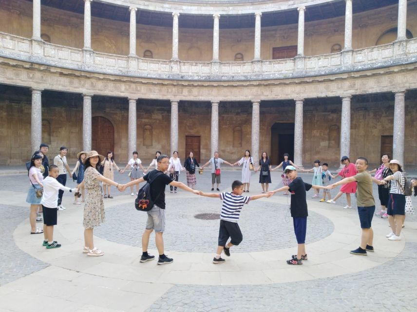 Granada: Alhambra, Nasrid Palaces, & Generalife Guided Tour - Generalife for 1 hour: a calm start before the big rooms