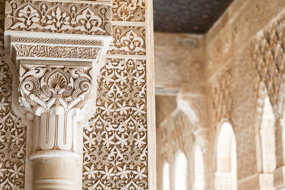 Granada: Alhambra, Nasrid Palaces, & Generalife Guided Tour - Evening Alhambra: lit-up sights if your departure runs at night