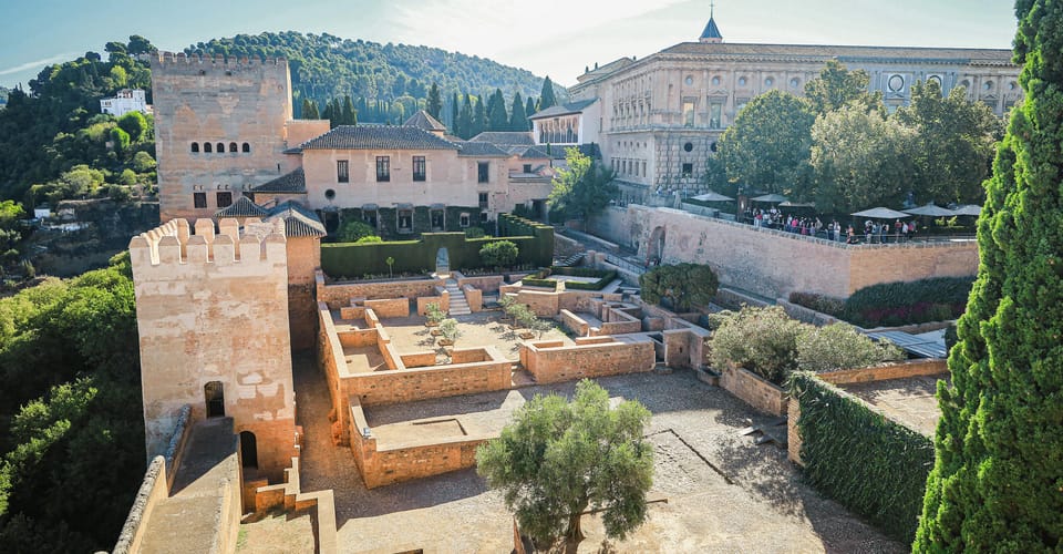 Granada: Alhambra & Nasrid Palaces Small Group Guided Tour - What the local guide actually adds (beyond narration)
