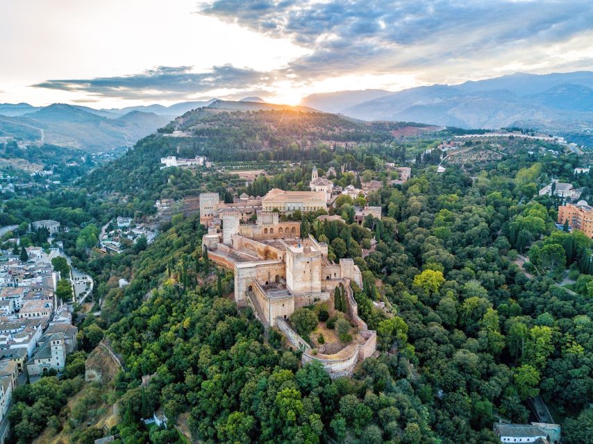 Granada: Alhambra & Nasrid Palaces Tour with Tickets - Why the Alhambra tour feels different from wandering